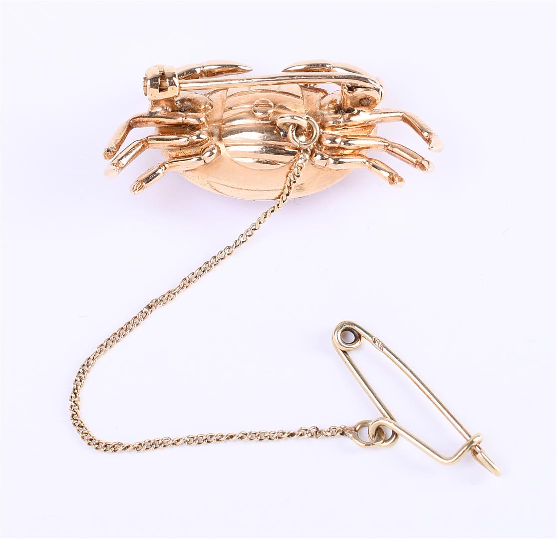 14 carat yellow gold ladies brooch with extra safety chain. In the shape of a crab - Image 3 of 5