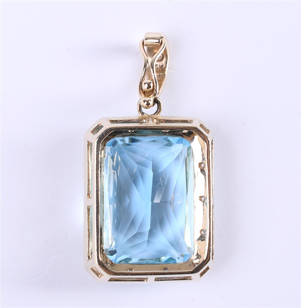 14 carat yellow gold pendant set with an emerald cut aquamarine - Image 3 of 5