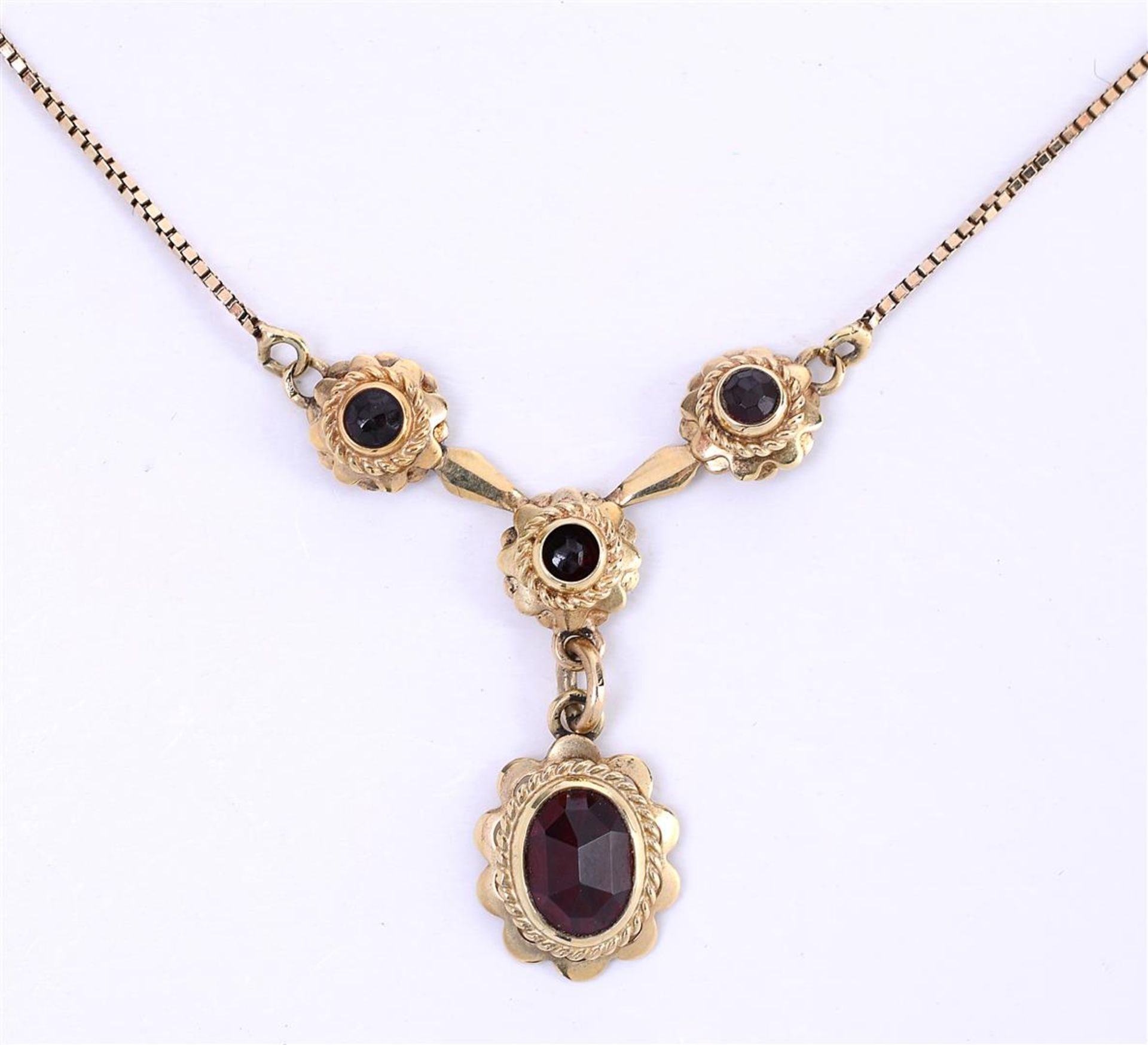 14 kt yellow gold Venetian necklace set with garnet