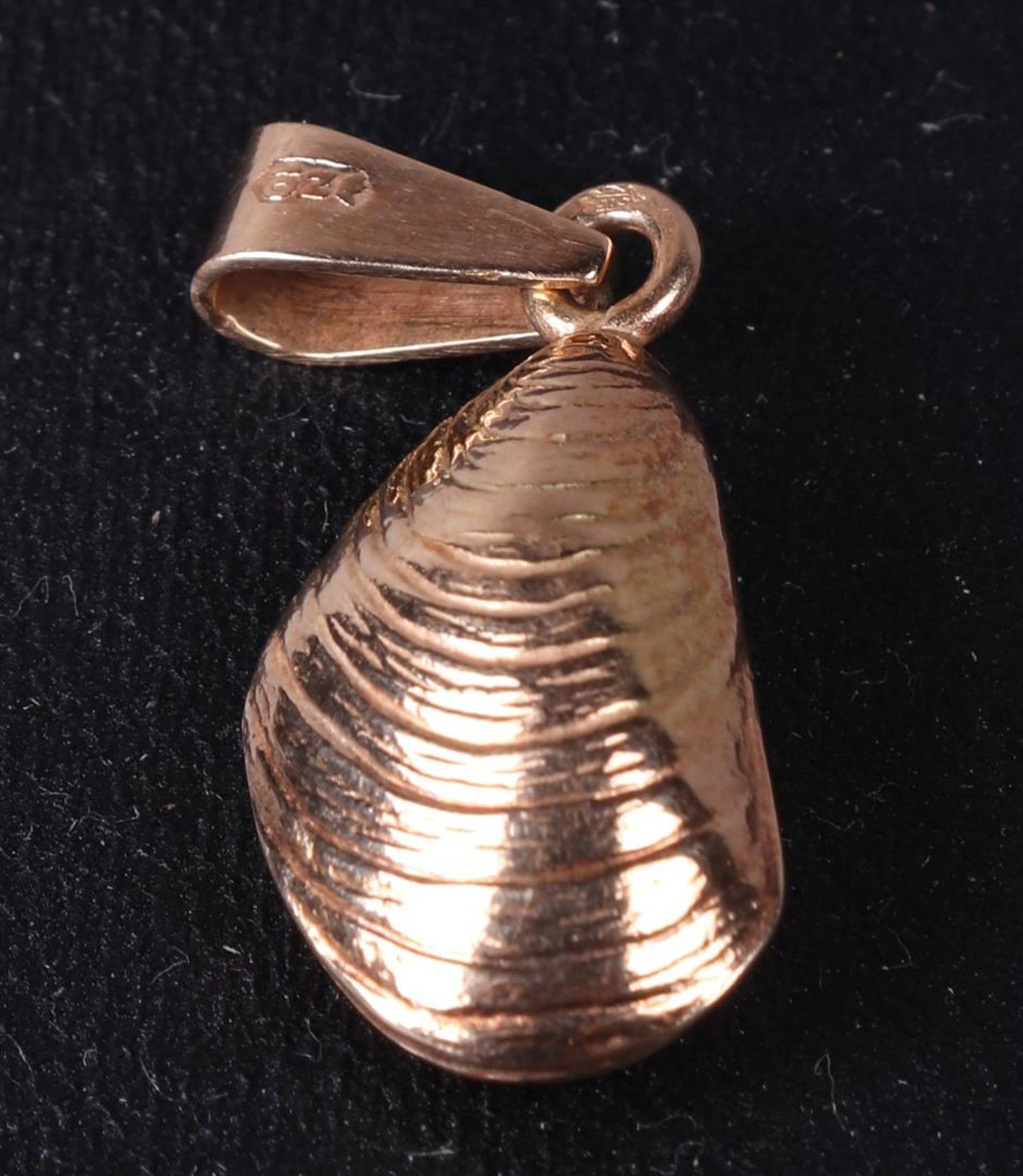 14 carat yellow gold pendant in the shape of a mussel. Hallmarks present