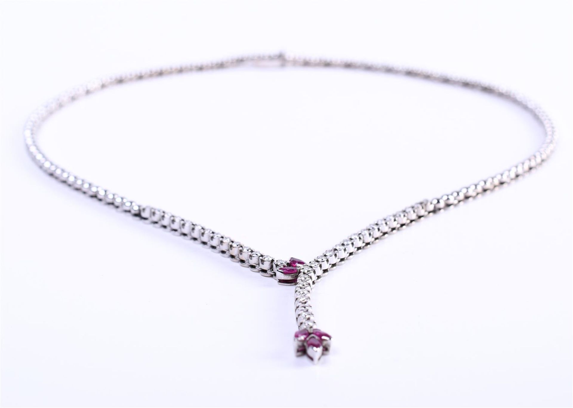 18 carat white gold tennis necklace with a box clasp closure and an extra safety eight - Bild 3 aus 6