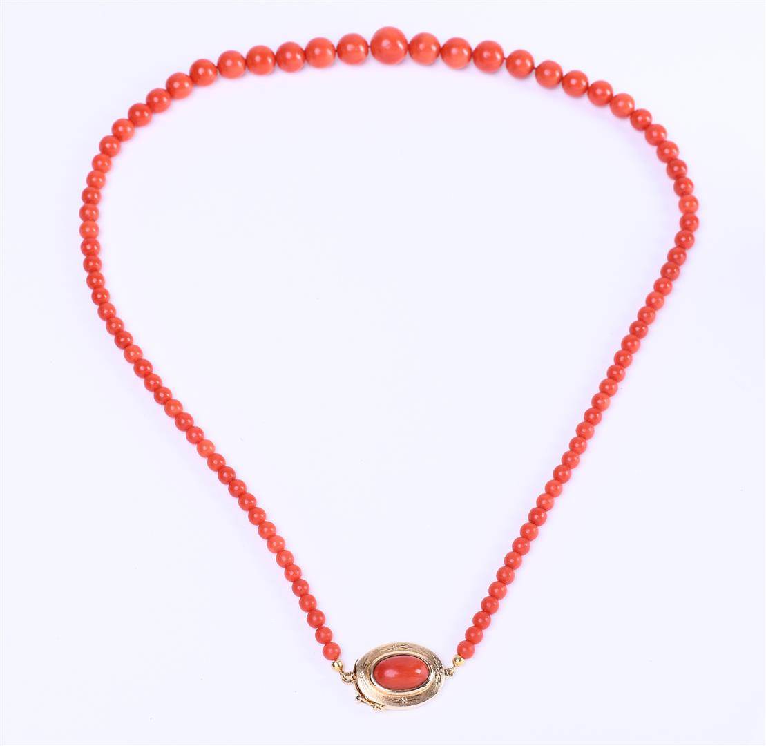 18ct. yellow gold red coral necklace with beautiful descending beads - Image 2 of 5