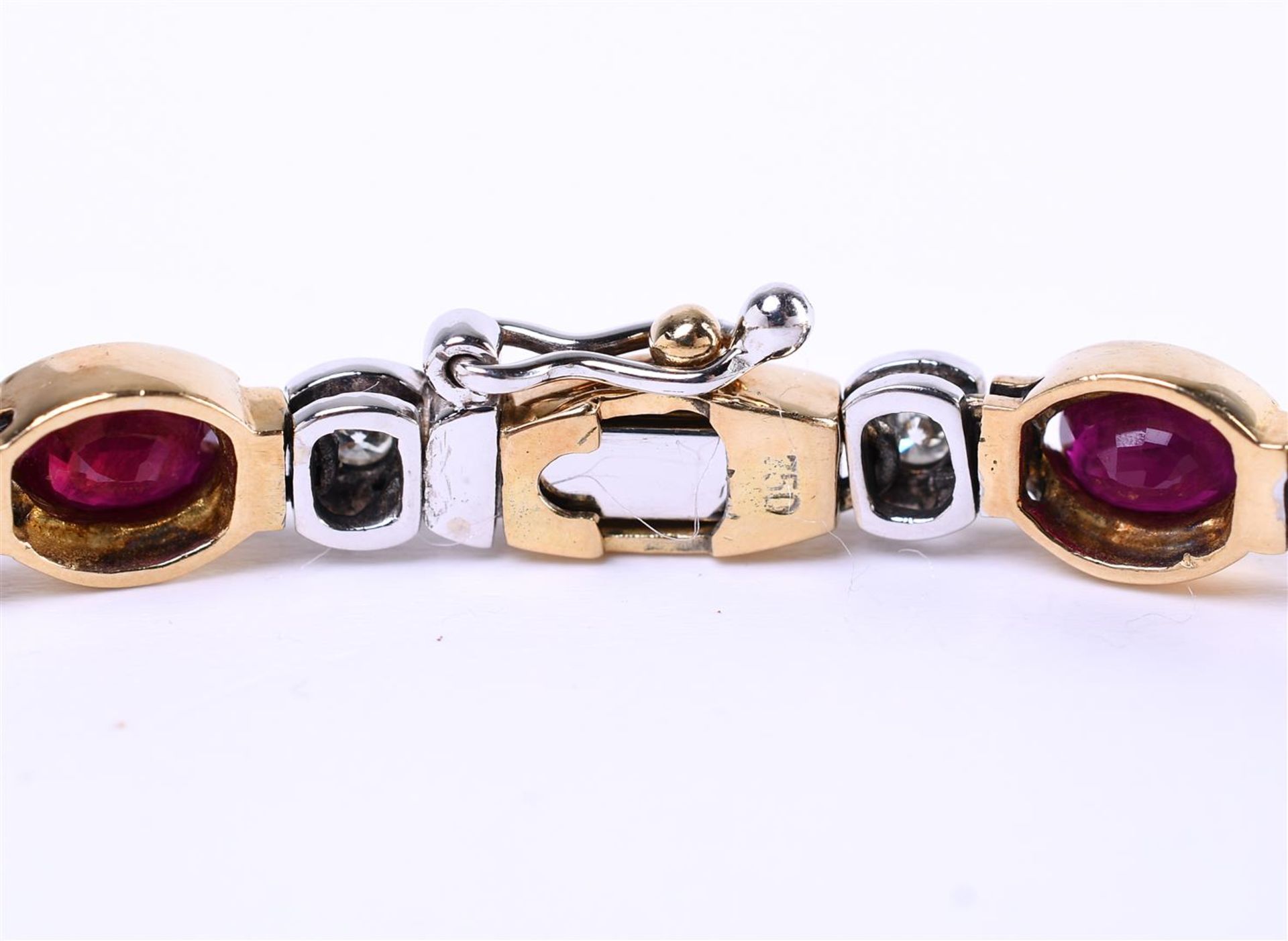 18 carat bicolor ladies bracelet alternating with oval matted and round polished links - Bild 4 aus 5