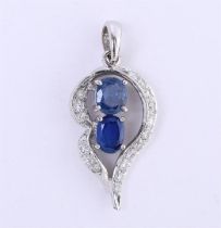 18 kt white gold pendant set with sapphire and diamond. Of which 2 oval cut sapphires