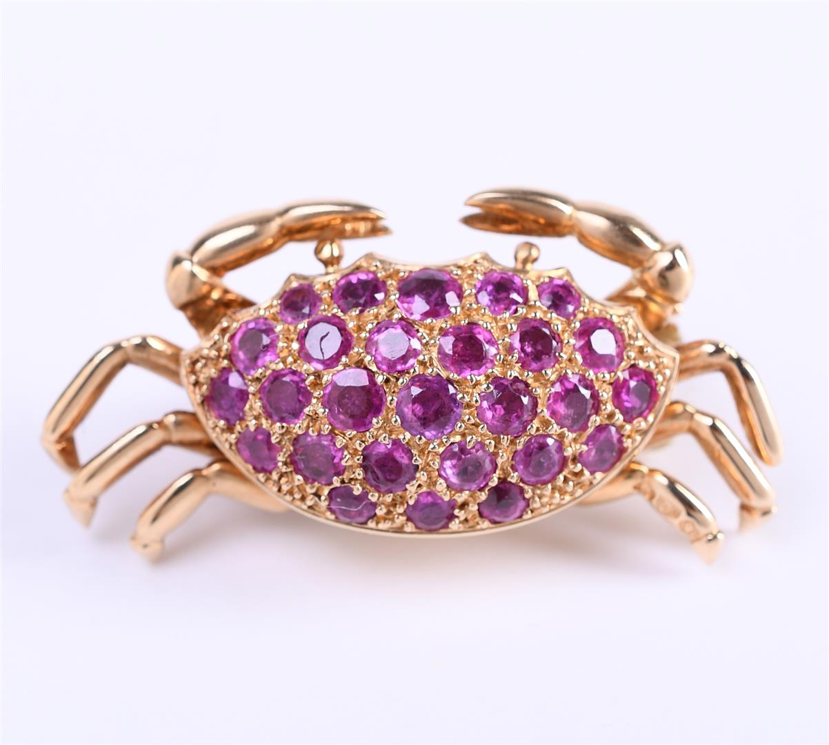 14 carat yellow gold ladies brooch with extra safety chain. In the shape of a crab