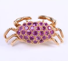 14 carat yellow gold ladies brooch with extra safety chain. In the shape of a crab