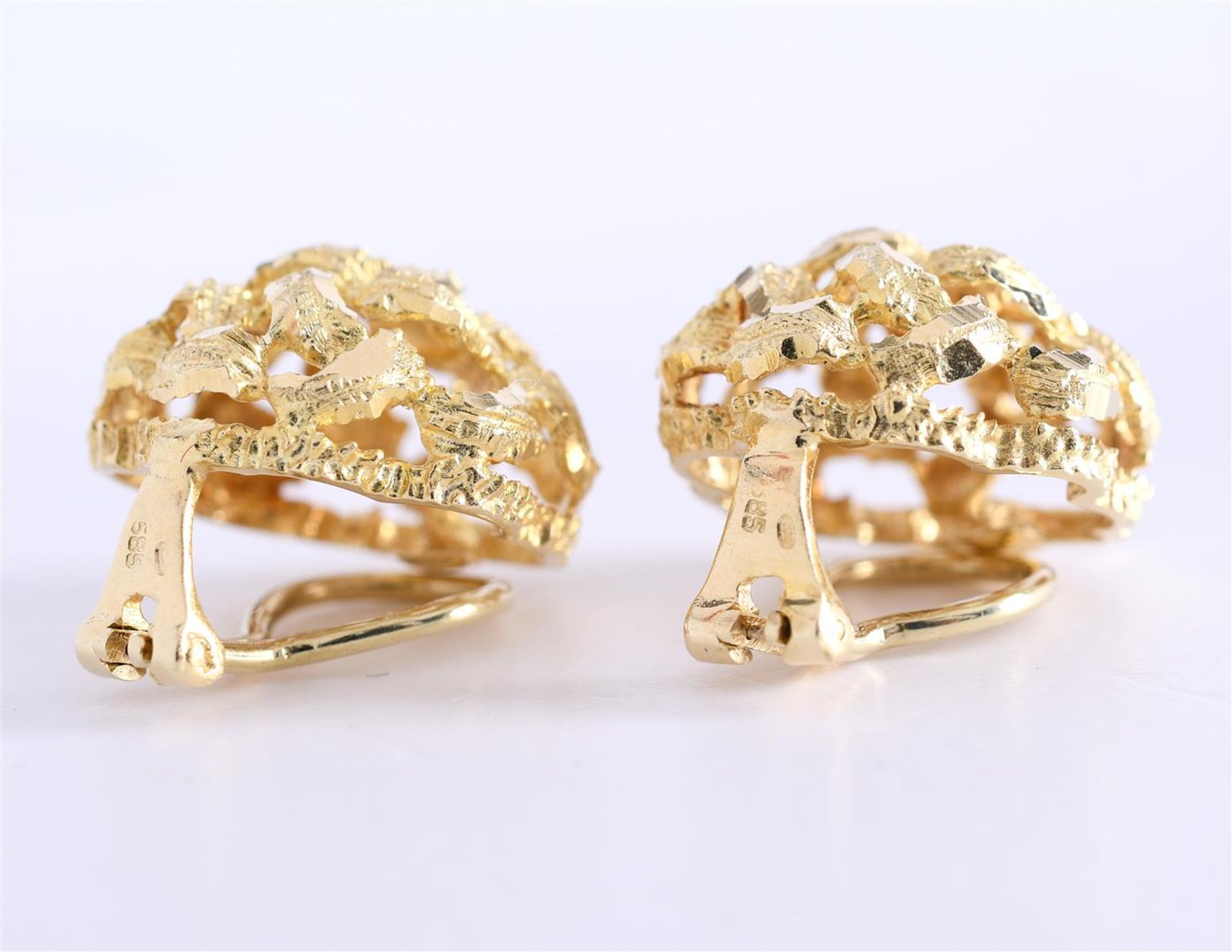14 kt yellow gold ear clips (without plug.) Weight 9.1 grams for both ear clips - Image 3 of 5