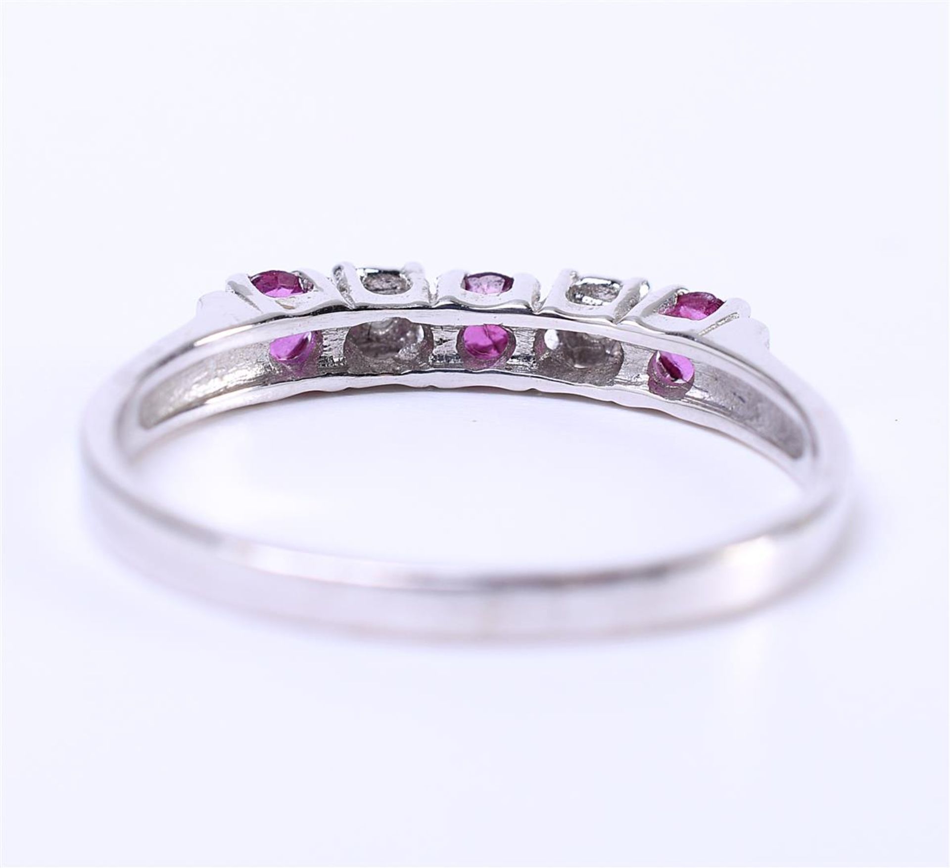 14kt white gold row ring set with ruby and diamond. Of which 2 single cut diamonds - Image 3 of 6