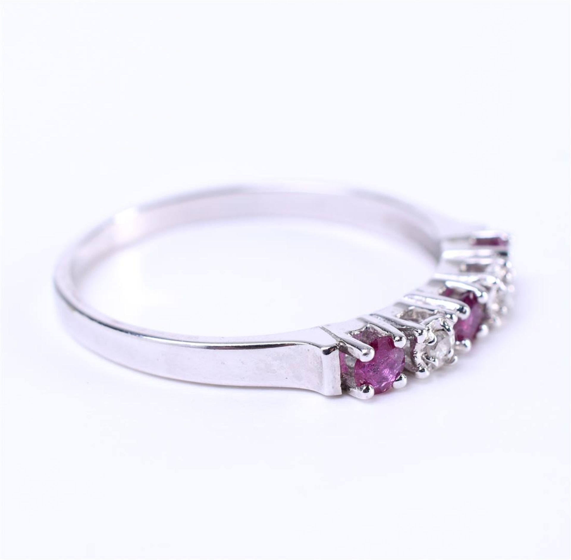 14kt white gold row ring set with ruby and diamond. Of which 2 single cut diamonds - Bild 5 aus 6