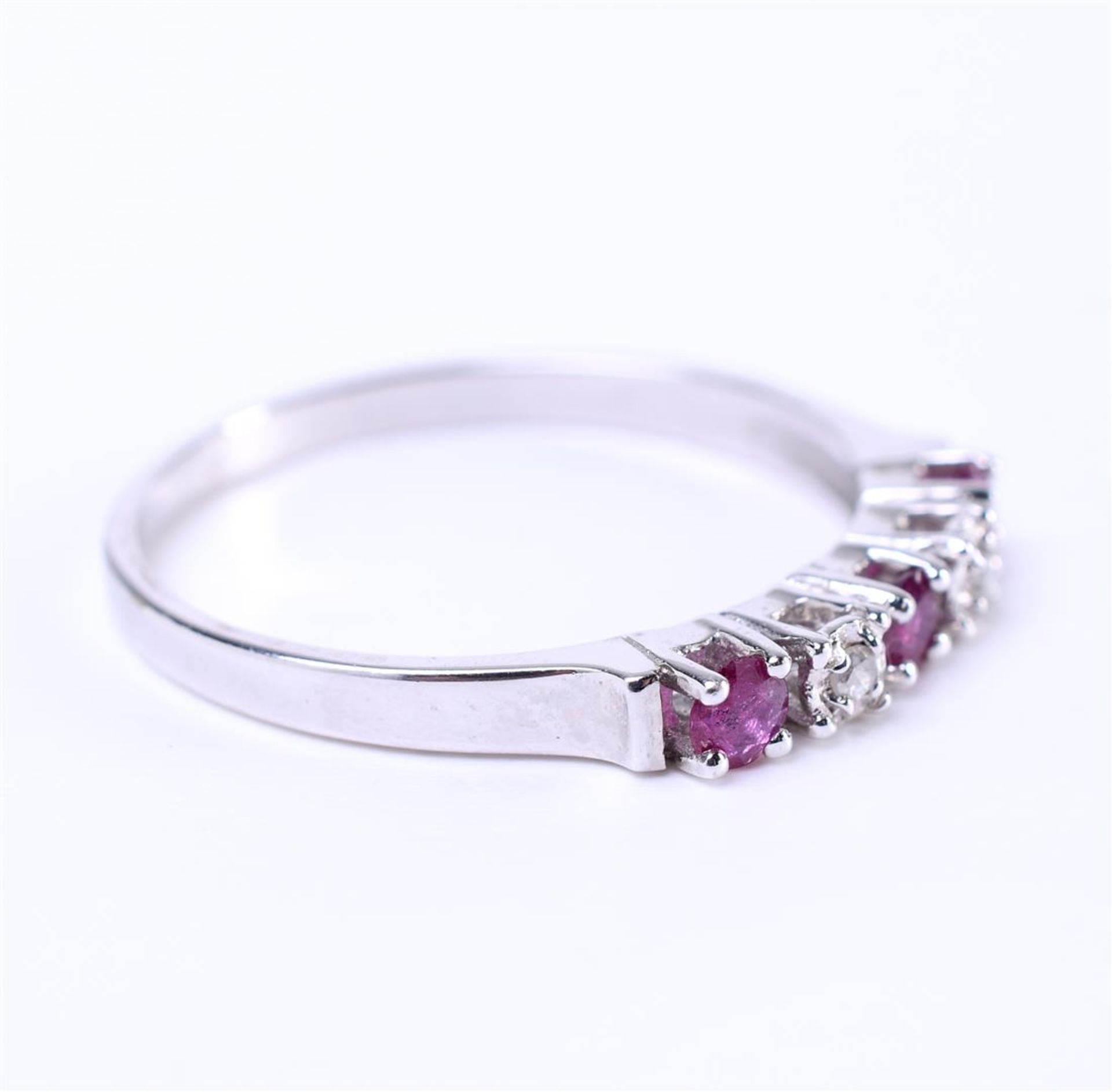 14kt white gold row ring set with ruby and diamond. Of which 2 single cut diamonds - Image 5 of 6