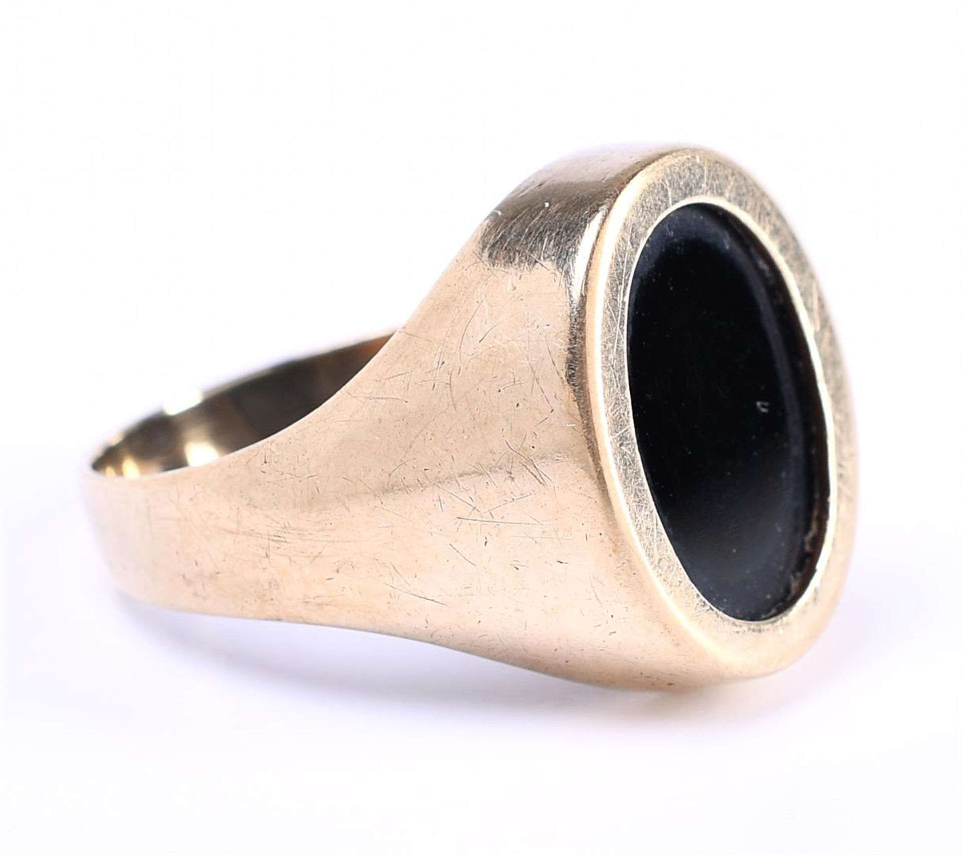 14 carat yellow gold men's signet ring. Set with an oval cut onyx stone of approx. 1.2 cm - Bild 3 aus 5