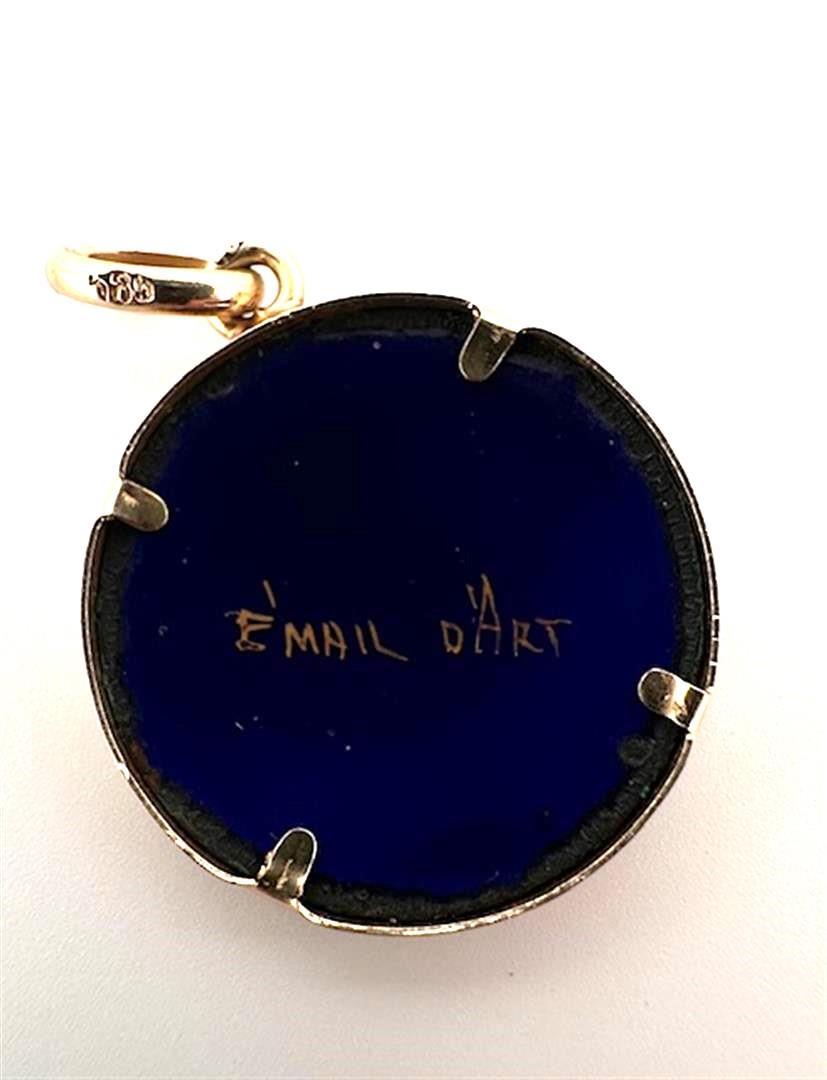 14 kt yellow gold enamel d'Art pendant with portrait of a woman farmer - Image 2 of 2