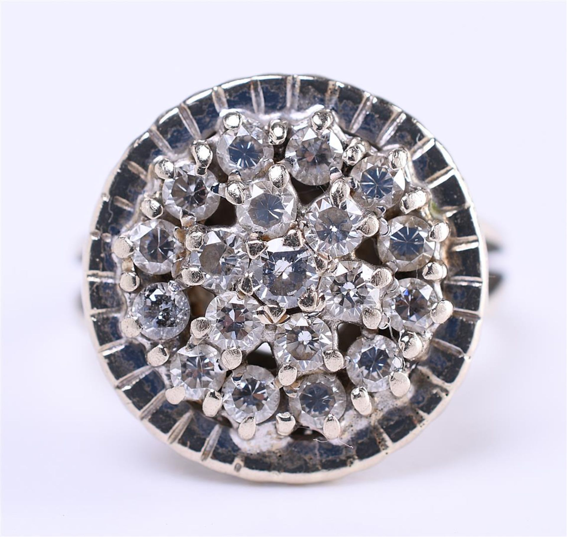 14 carat white gold cluster ring set with approximately 19 brilliant cut diamonds - Bild 2 aus 6