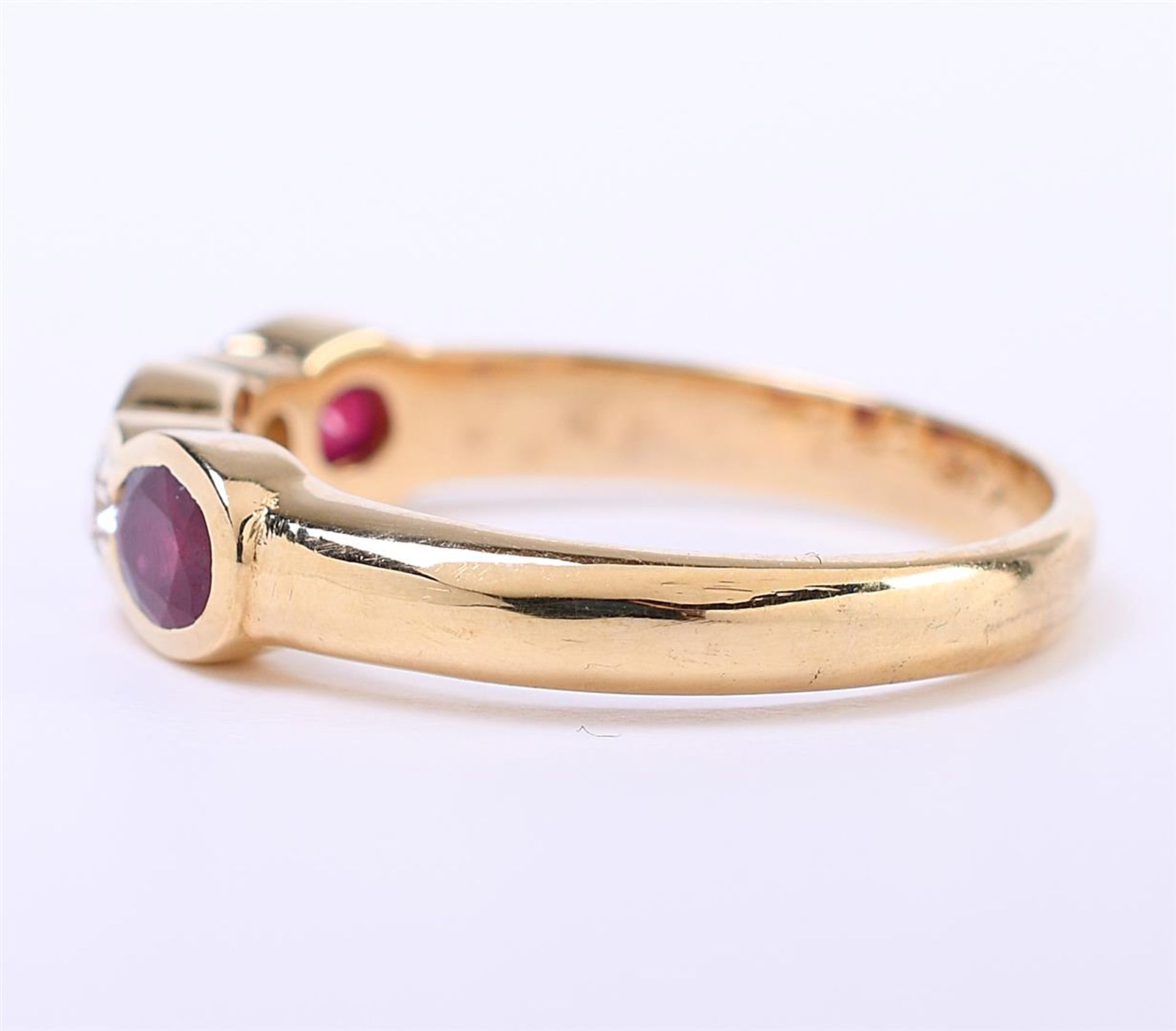 18 carat yellow gold ladies ring set with approximately 3 x oval cut rubies - Image 3 of 5