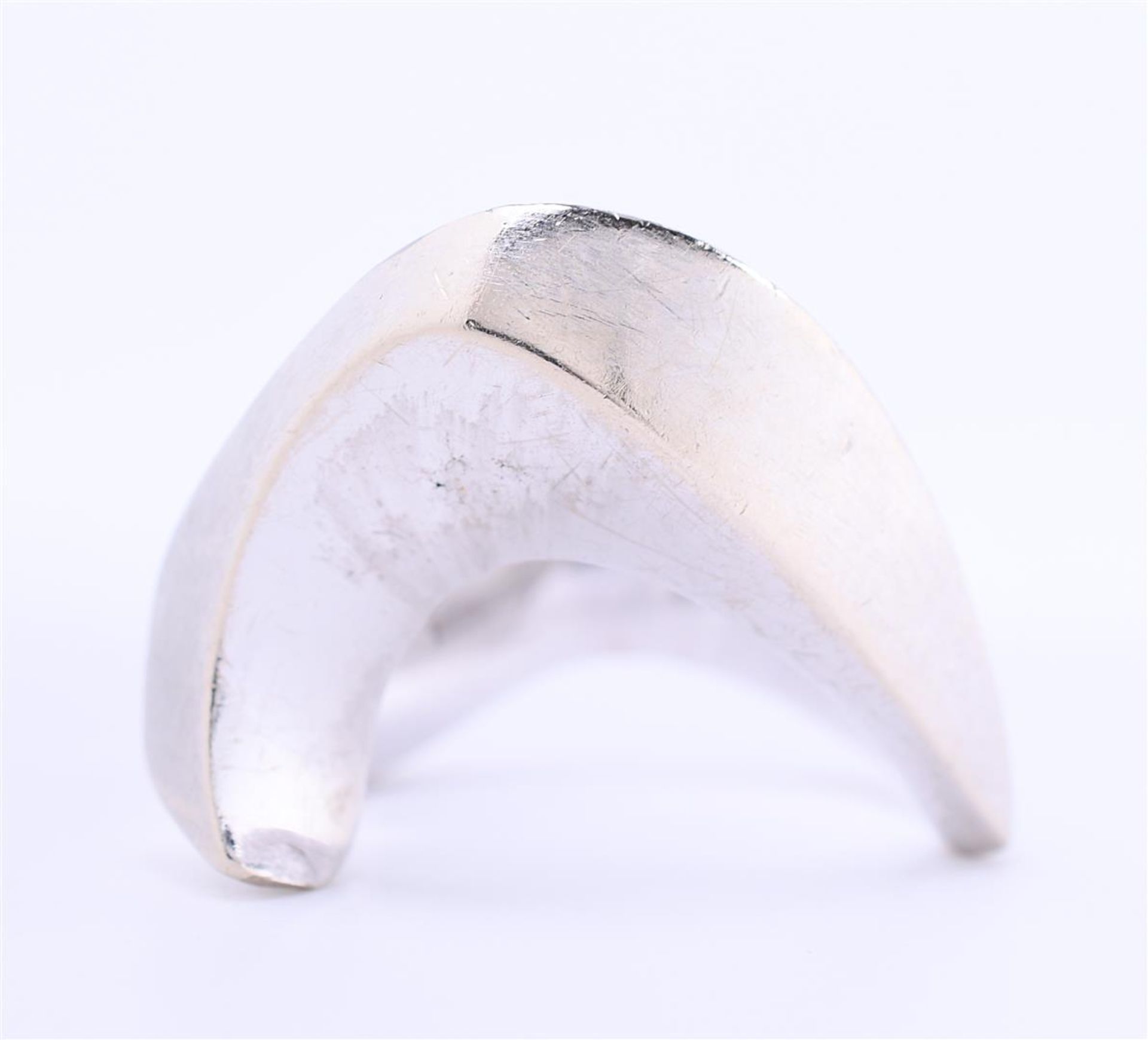 Solid design ring in 18kt white gold. Ring size 61 / 19.5 mm. Without hallmarks