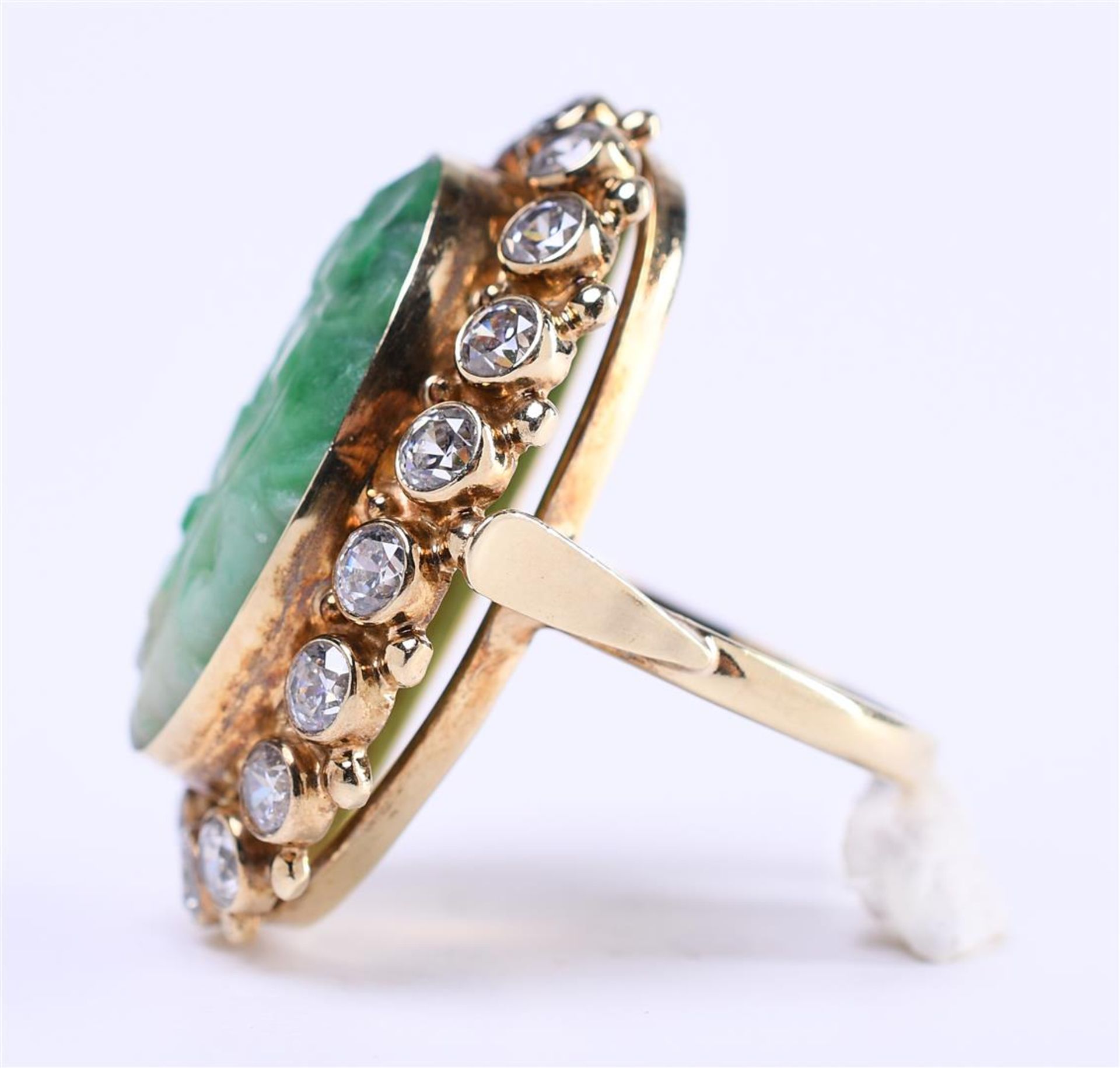 A yellow gold (14 kt) women's ring set with carved jade in the shape of flowers - Image 10 of 10
