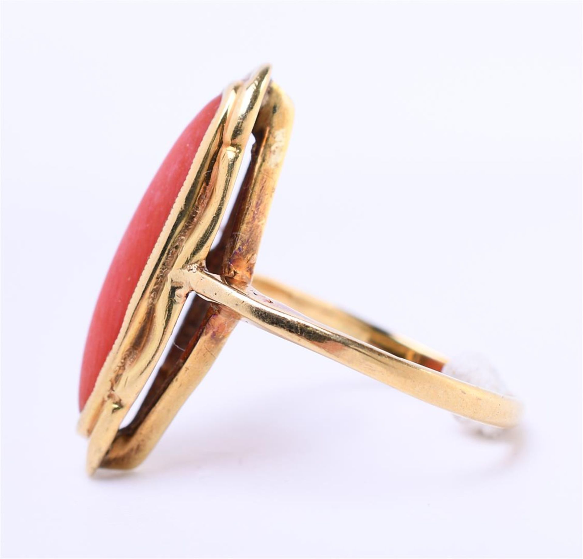 14 kt yellow gold scalloping set with marquise cut red coral. Ring size 50 / 16 mm - Image 2 of 4