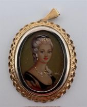 14 kt yellow gold pendant with a portrait. Hand-painted on a porcelain plaque