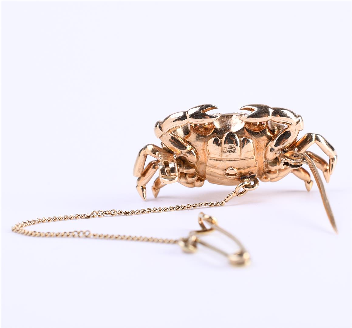 14 carat yellow gold ladies brooch with extra safety chain. In the shape of a crab - Image 4 of 5