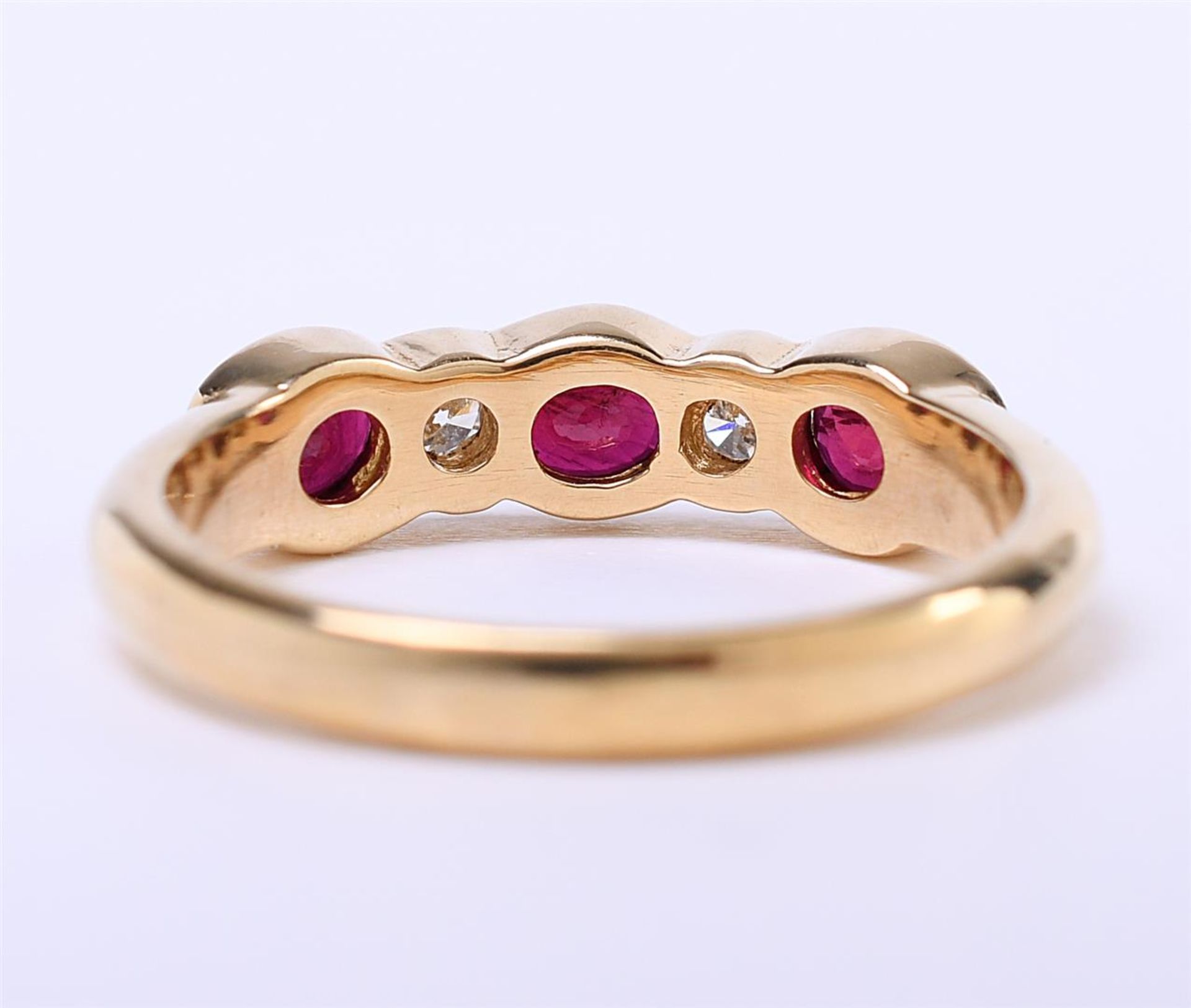 18 carat yellow gold ladies ring set with approximately 3 x oval cut rubies - Image 5 of 5