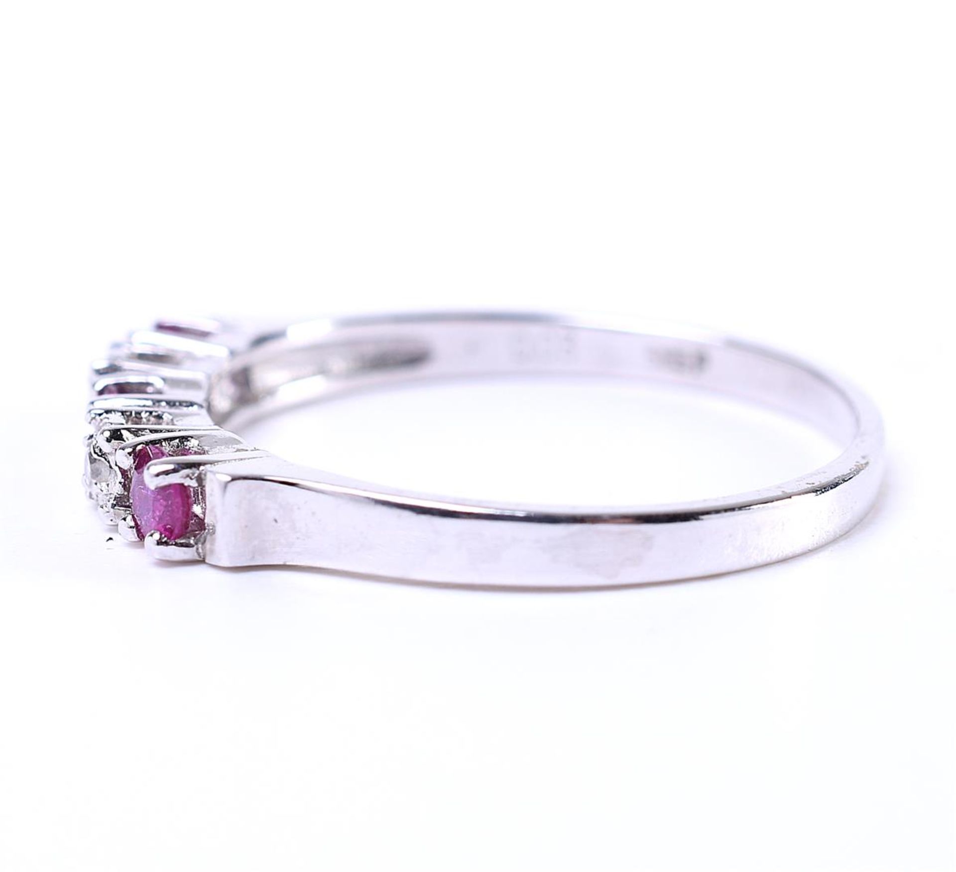 14kt white gold row ring set with ruby and diamond. Of which 2 single cut diamonds - Image 2 of 6