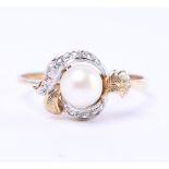 14 kt bicolor gold pearl ring set with zirconia. Including 1 round freshwater pearl