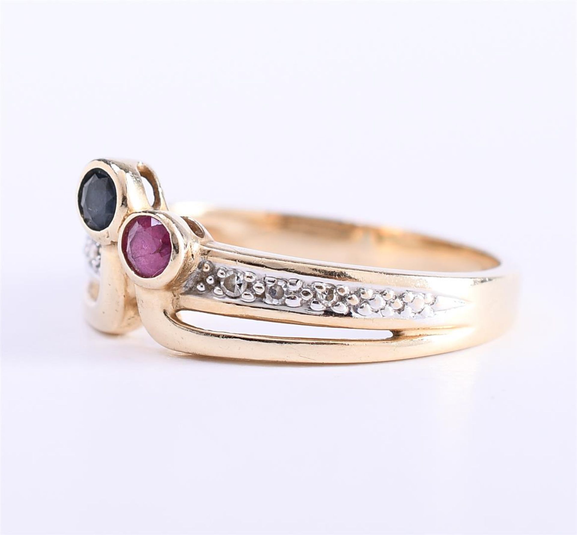 14 kt yellow gold fantasy ring set with a brilliant cut ruby and blue sapphire - Bild 2 aus 5