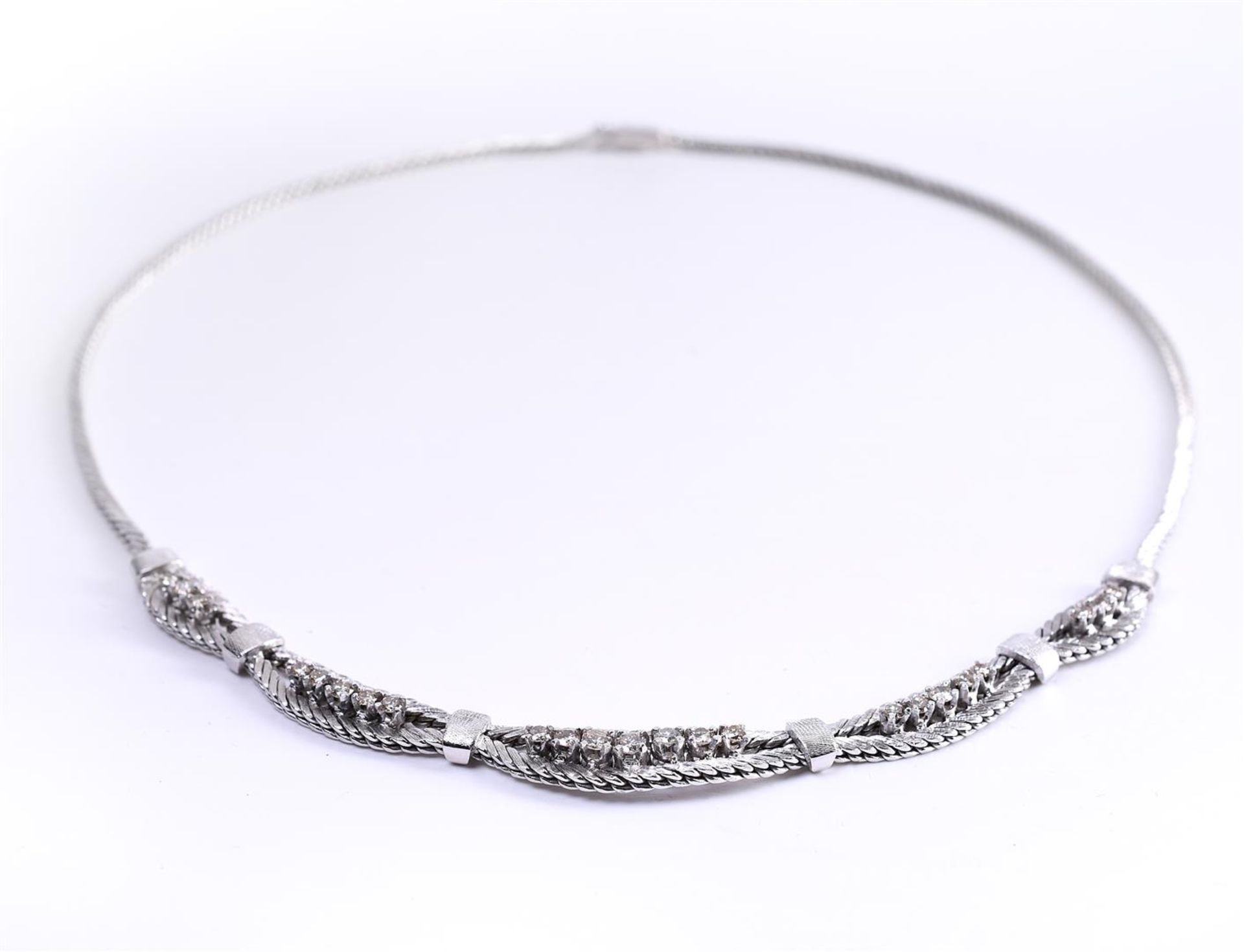 A white gold (14 kt) choker necklace set with 23 brilliant cut diamonds - Bild 3 aus 6