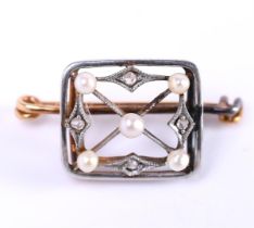 14 kt bicolor gold ladies brooch. Square model with elegant openwork