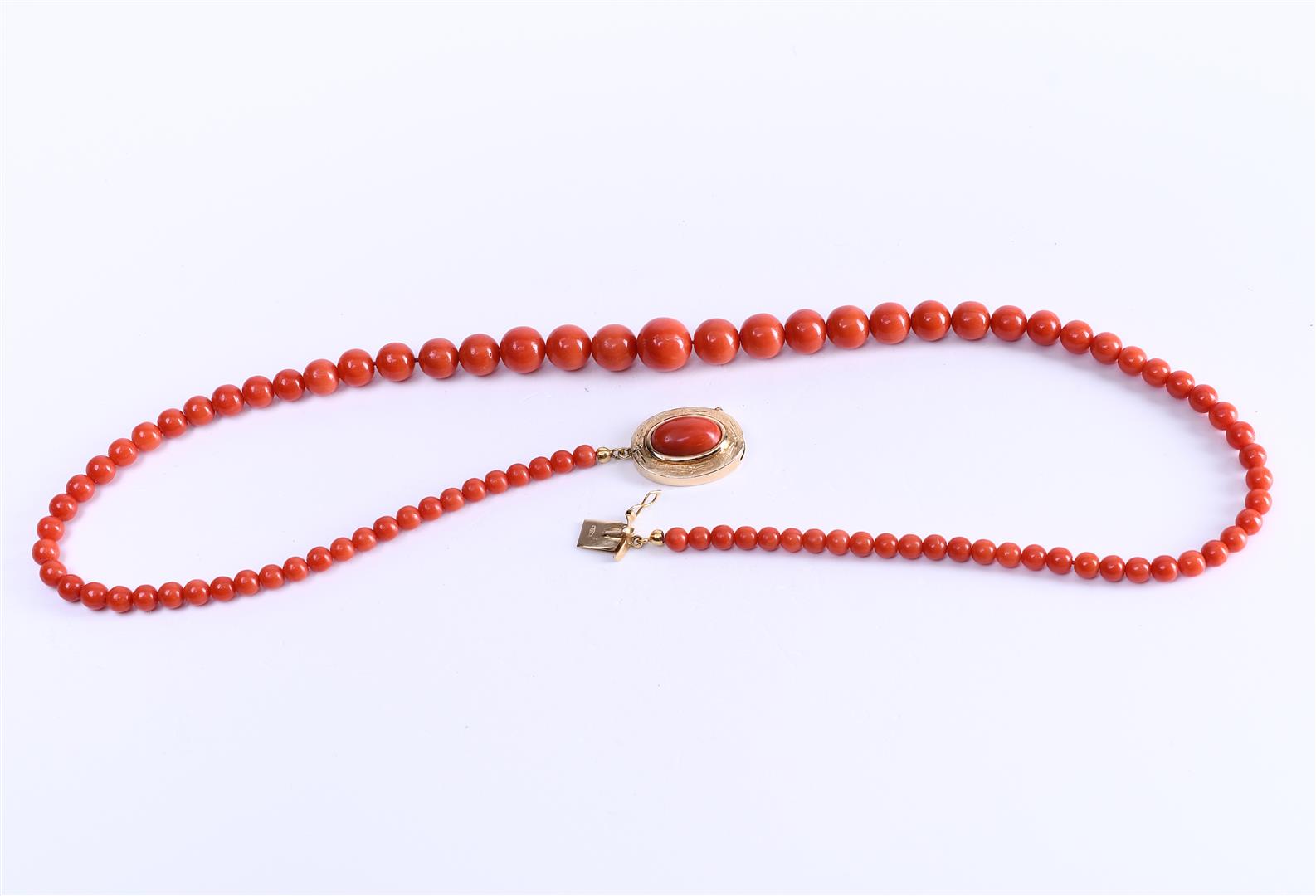 18ct. yellow gold red coral necklace with beautiful descending beads - Image 3 of 5