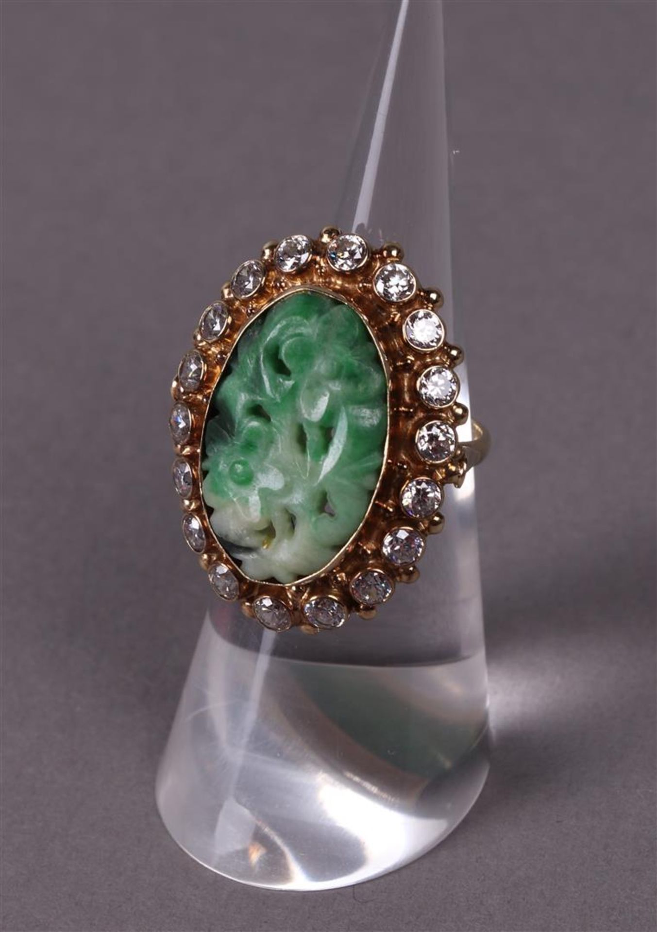 A yellow gold (14 kt) women's ring set with carved jade in the shape of flowers