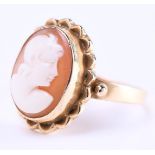 18 kt yellow gold ring set with cameo of approx. 1.4 cm. Ring weight: 3.5 grams