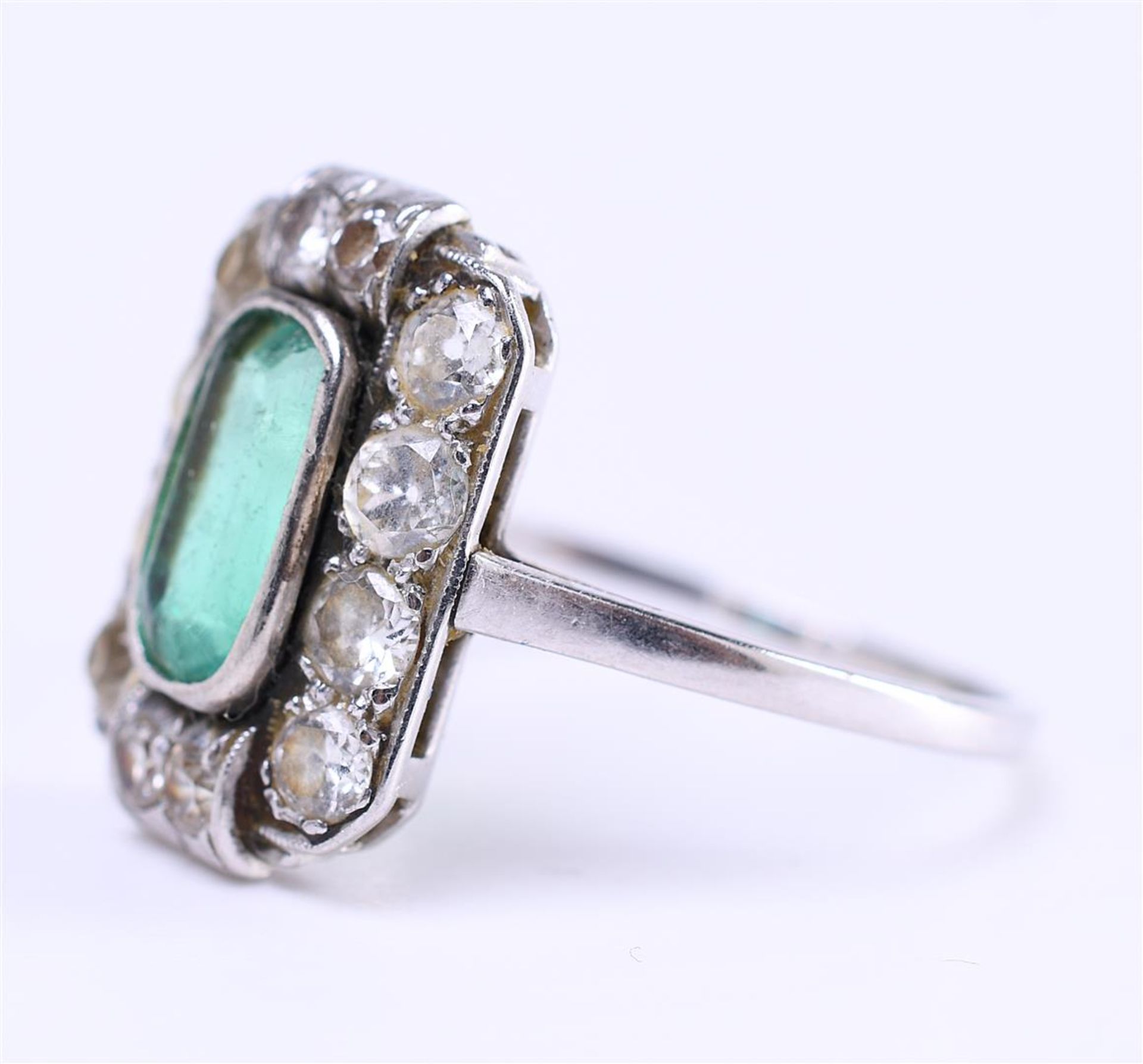14 carat white gold (rhodium-plated) ring (1970s-80s) set with a synthetic emerald - Bild 3 aus 5