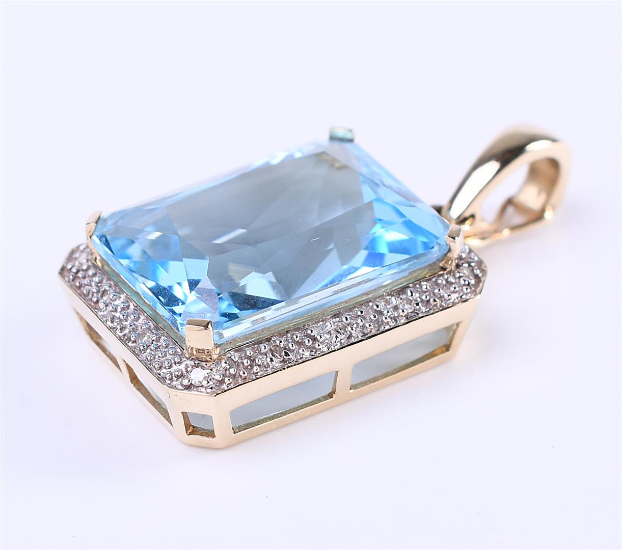 14 carat yellow gold pendant set with an emerald cut aquamarine - Image 2 of 5