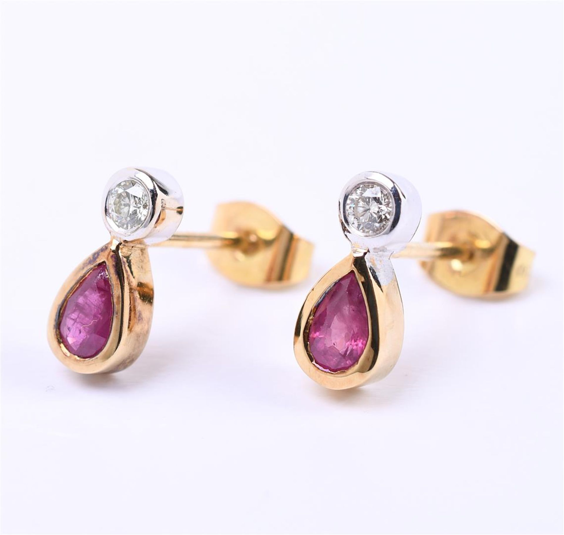 18 carat bicolor stud earrings, each set with an oval cut ruby and brilliant cut diamond - Bild 2 aus 4