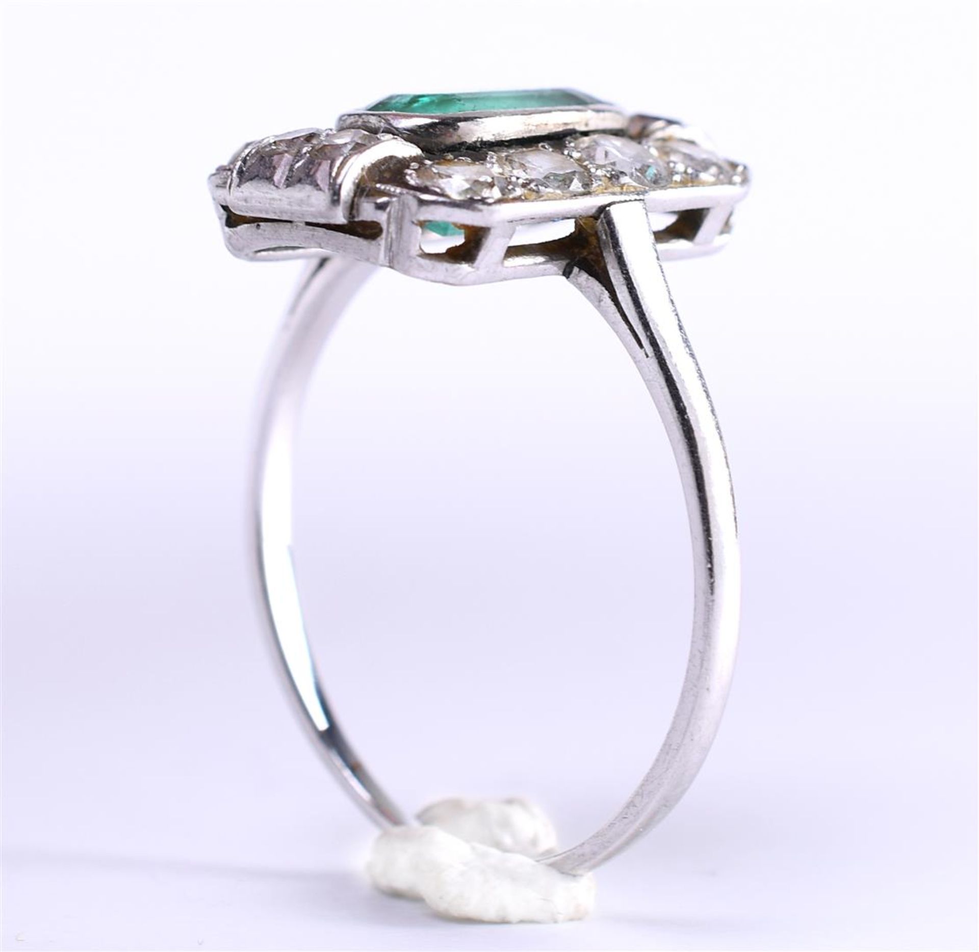 14 carat white gold (rhodium-plated) ring (1970s-80s) set with a synthetic emerald - Bild 2 aus 5