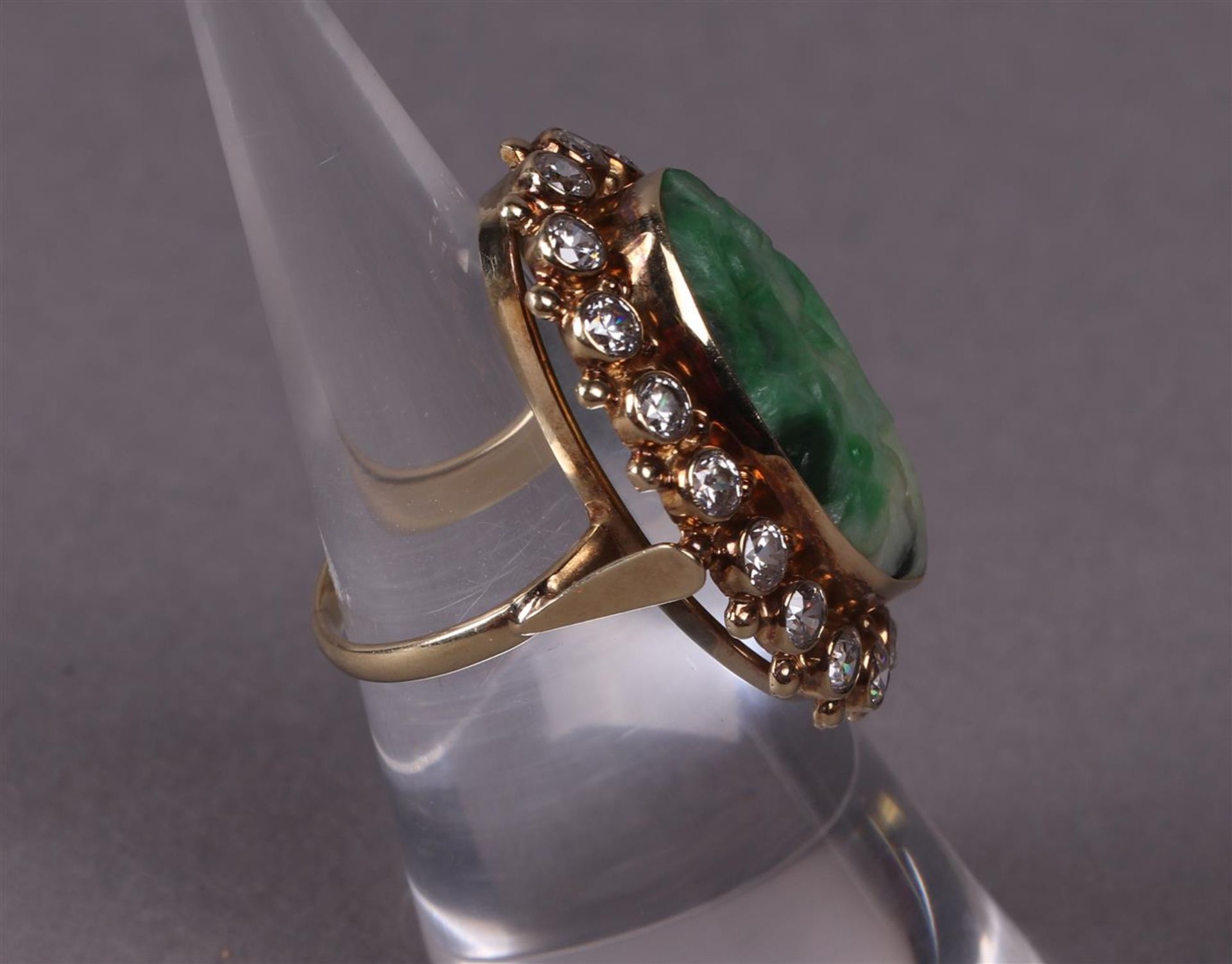 A yellow gold (14 kt) women's ring set with carved jade in the shape of flowers - Image 4 of 10