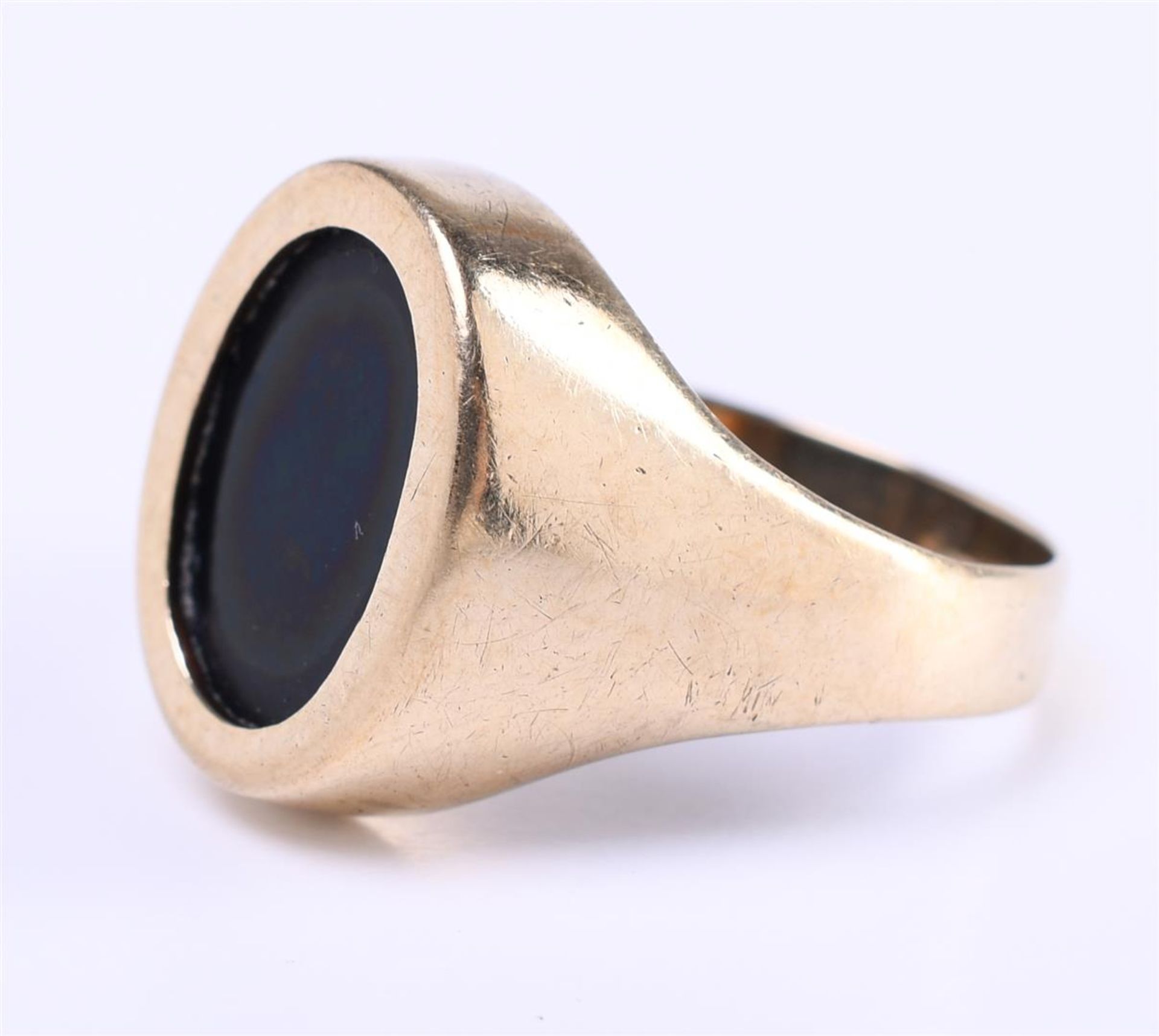14 carat yellow gold men's signet ring. Set with an oval cut onyx stone of approx. 1.2 cm