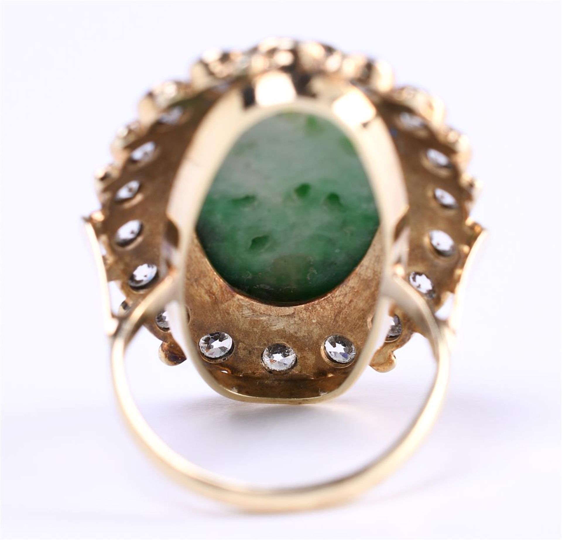 A yellow gold (14 kt) women's ring set with carved jade in the shape of flowers - Bild 6 aus 10