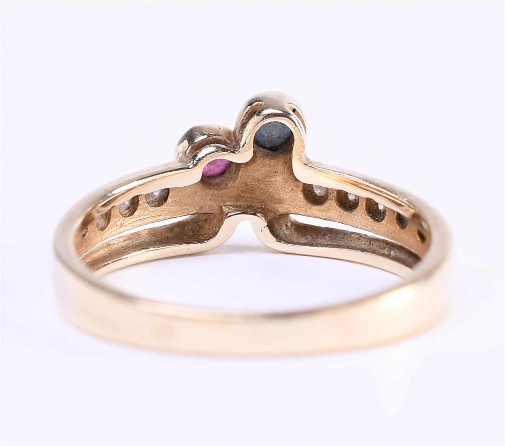 14 kt yellow gold fantasy ring set with a brilliant cut ruby and blue sapphire - Bild 4 aus 5