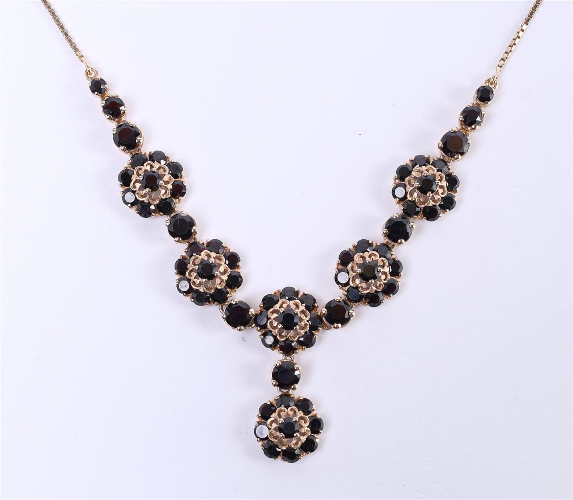 14kt rose gold necklace set with old European cut garnet. Of which 7 are of 0.50ct