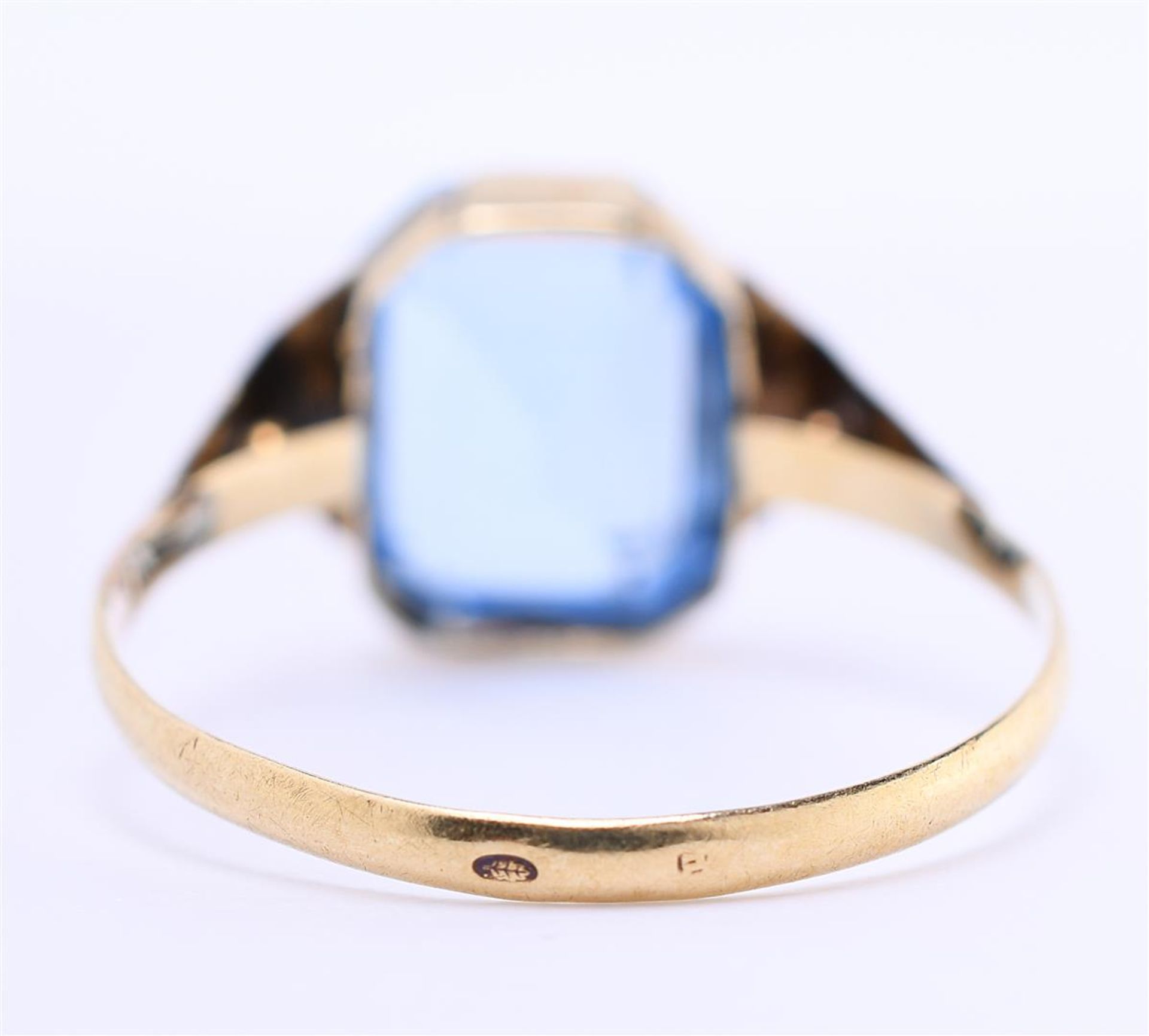 14 kt yellow gold solitaire ring set with emerald cut imitation aquamarine - Bild 4 aus 5
