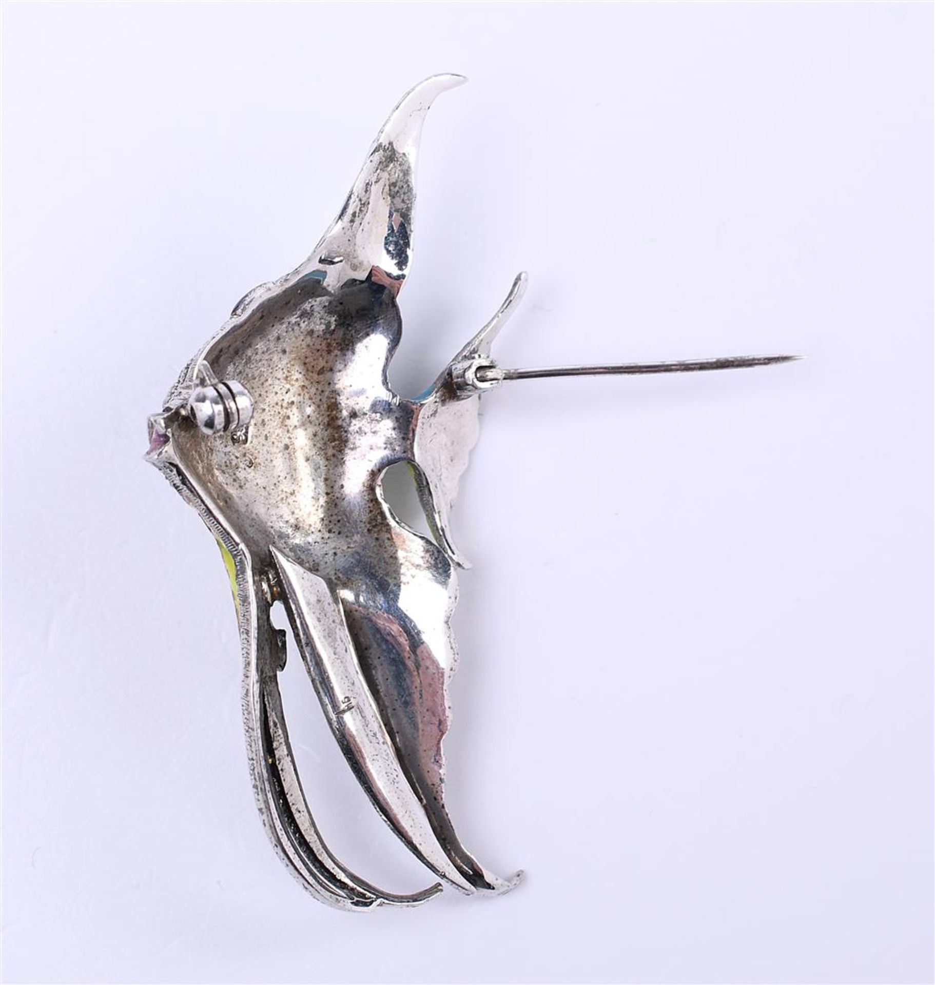 835 Silver brooch in the shape of a tropical fish. The fish is decorated with enamel - Image 5 of 7