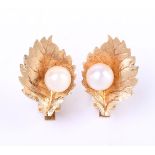 14 carat yellow gold women's clip-on earrings in the shape of a leaf