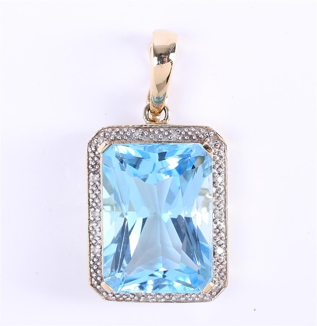 14 carat yellow gold pendant set with an emerald cut aquamarine