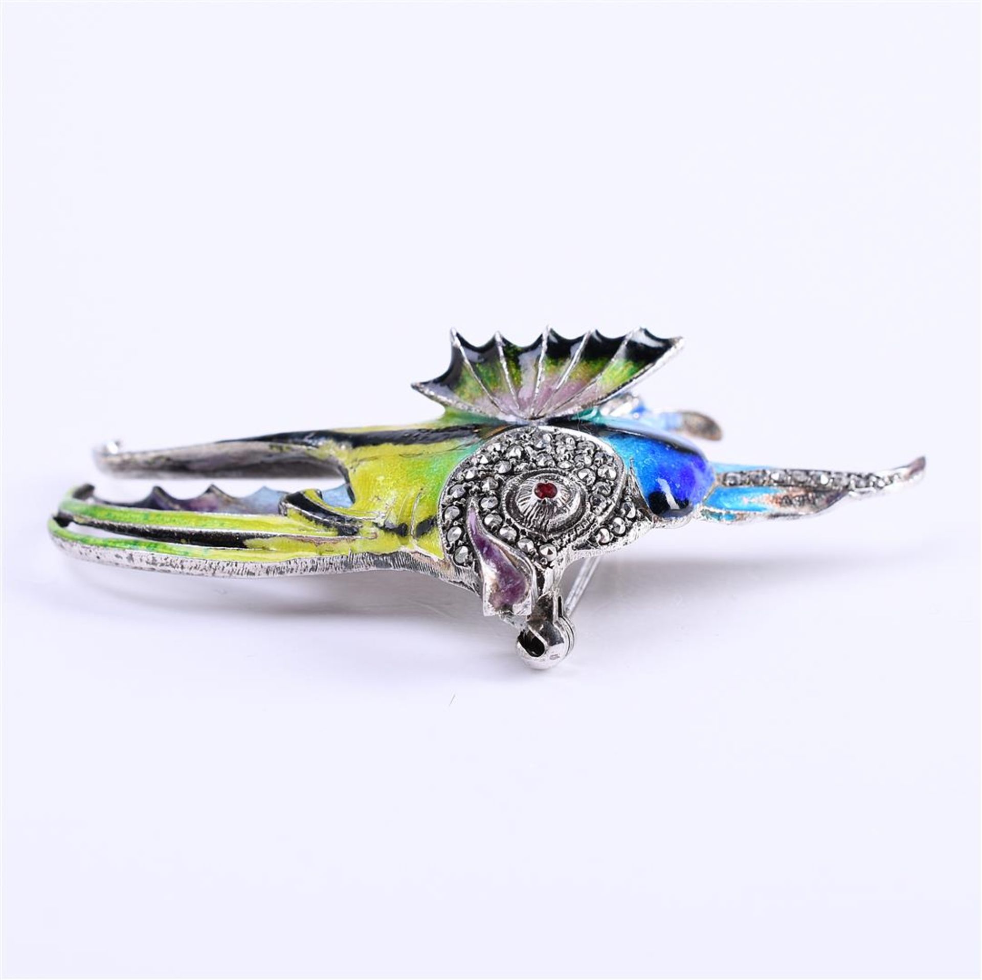 835 Silver brooch in the shape of a tropical fish. The fish is decorated with enamel - Bild 3 aus 7