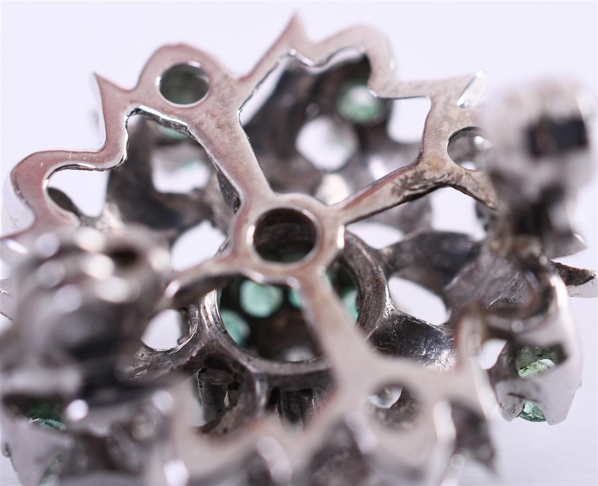 18 carat white gold cluster brooch, set with approximately 16 brilliant cut emeralds - Bild 2 aus 5