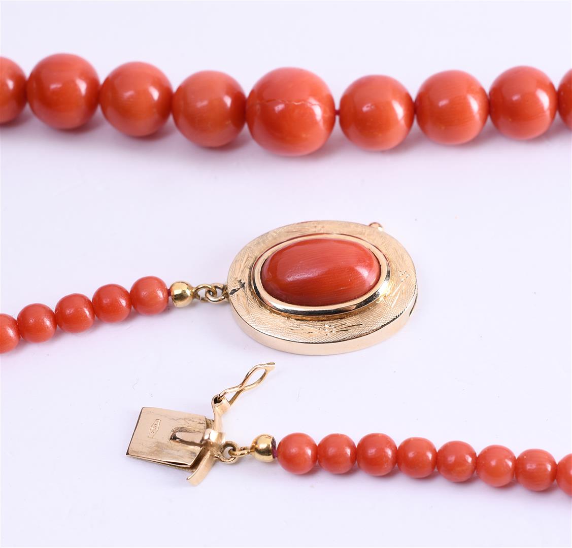 18ct. yellow gold red coral necklace with beautiful descending beads - Image 4 of 5