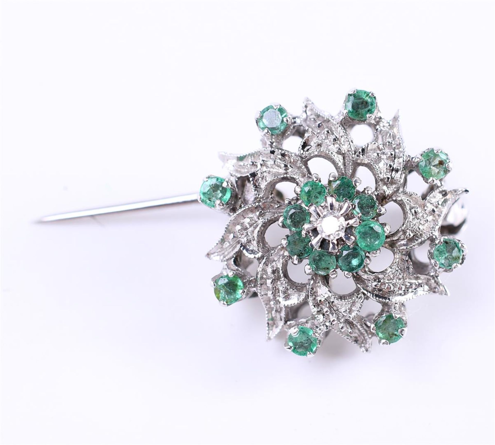 18 carat white gold cluster brooch, set with approximately 16 brilliant cut emeralds - Bild 3 aus 5