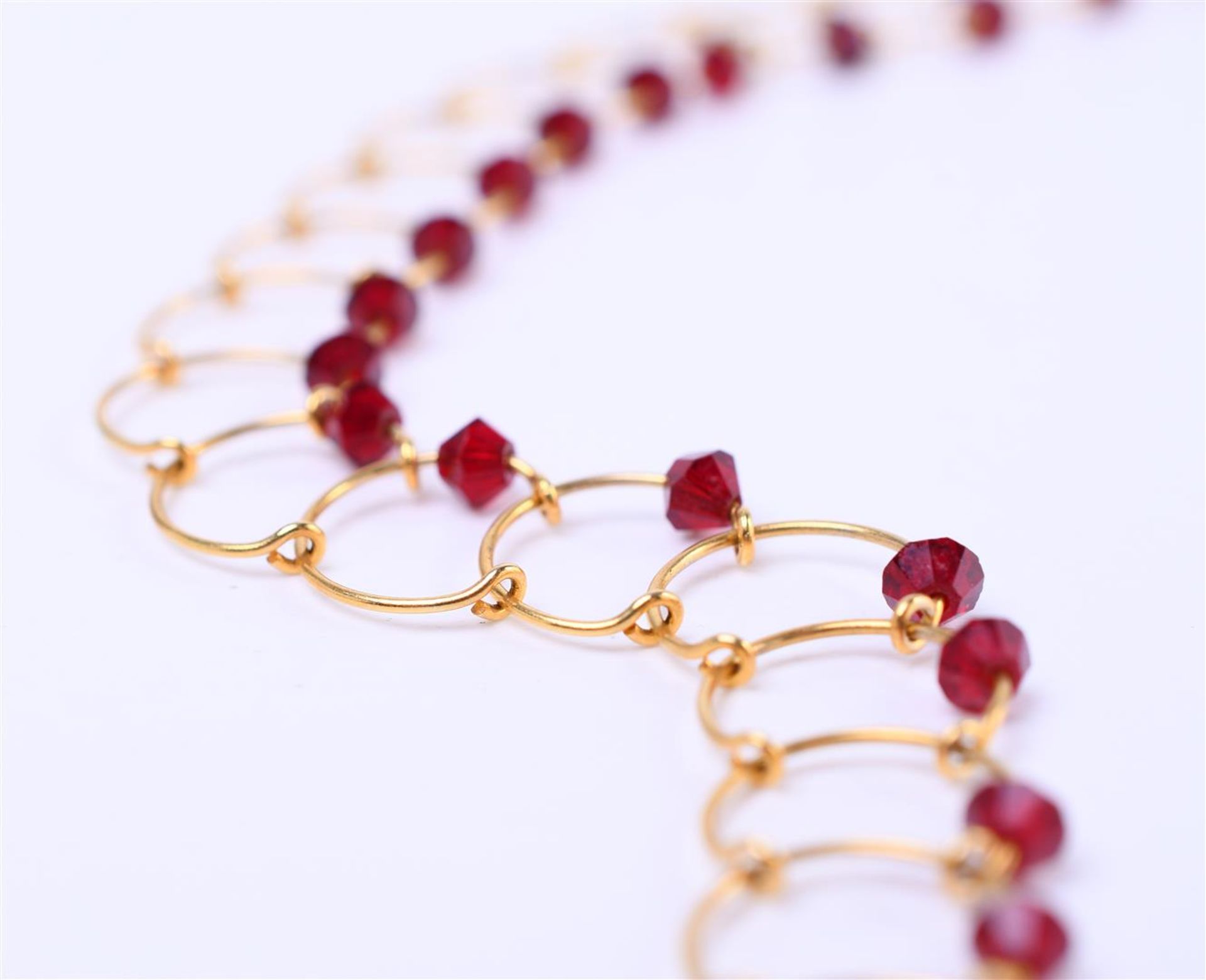 14 kt yellow gold wire necklace set with red crystal stones. Necklace length 41cm - Image 4 of 6